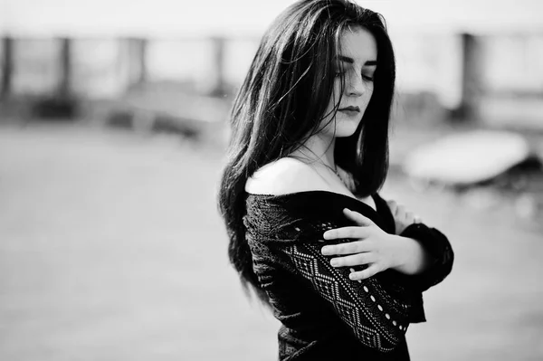 Retrato morena chica con labios rojos con un vestido negro posado —  Fotos de Stock