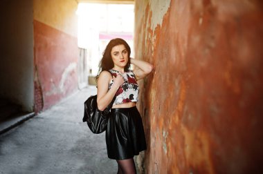 Siyah deri etek sırt çantası ile genç goth kız tekrar poz verdi