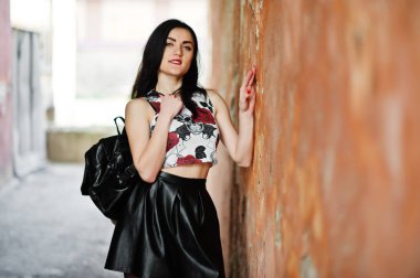 Siyah deri etek sırt çantası ile genç goth kız tekrar poz verdi