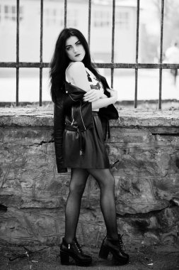 Pu genç goth kız siyah deri etek, ceket ve yüksek topuklu