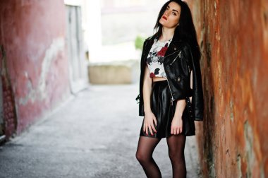 Genç goth kız siyah deri etek ve ceket grunge karşı
