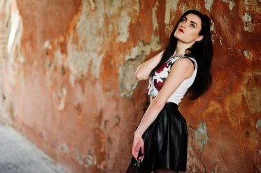 Siyah deri etek sırt çantası ile genç goth kız tekrar poz verdi