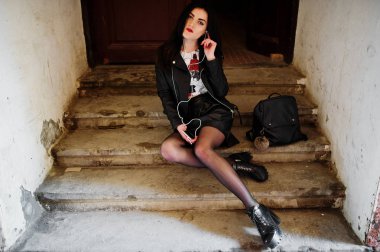 Siyah deri etek, ceket ve punk ayakkabıları sı genç goth kız