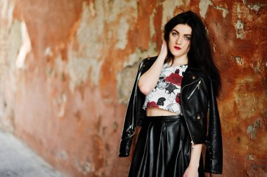 Genç goth kız siyah deri etek ve ceket grunge karşı