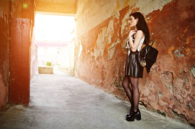 Siyah deri etek sırt çantası ile genç goth kız tekrar poz verdi