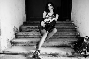 Genç goth kız siyah deri etek ve ceket ile sırt çantası 