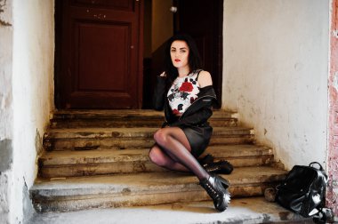 Genç goth kız siyah deri etek ve ceket ile sırt çantası 