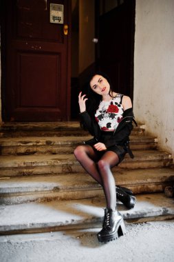 Genç goth kız siyah deri etek ve ceket ile sırt çantası 