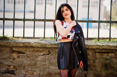 Pu genç goth kız siyah deri etek, ceket ve yüksek topuklu