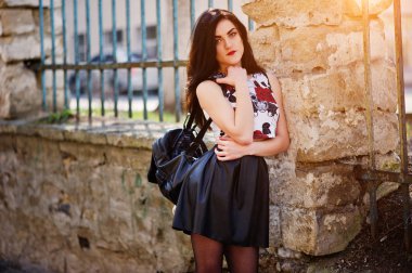 Genç goth kız siyah deri etek ve yüksek topuklu punk ayakkabıları