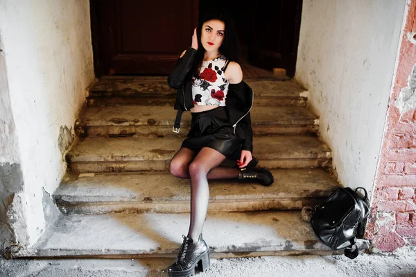 Menina gótica jovem na saia de couro preto e jaqueta com mochila — Fotografia de Stock
