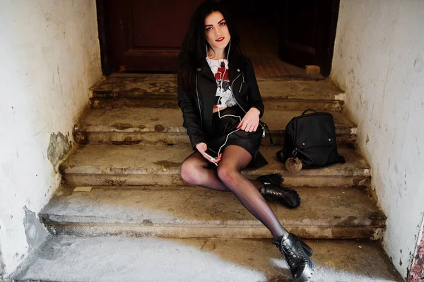 黒革スカート、ジャケット、パンク靴 si ゴス少女 — ストック写真