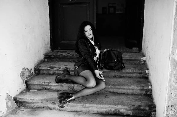 Νεαρό κορίτσι goth με μαύρη δερμάτινη φούστα, μπουφάν και παπούτσια πανκ si — Φωτογραφία Αρχείου