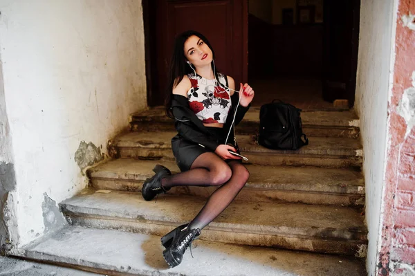 Joven chica gótica en falda de cuero negro, chaqueta y zapatos punk si — Foto de Stock