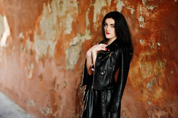 Junges Gothic Girl auf schwarzem Lederrock und Jacke gegen Grunge — Stockfoto