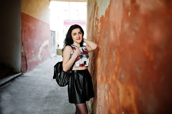 Νεαρό κορίτσι goth με μαύρο δερμάτινο φούστα με σακίδιο που θέτει και πάλι — Φωτογραφία Αρχείου