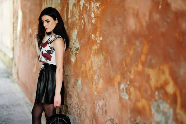 Goth flicka på svart läder kjol med ryggsäck poserade igen — Stockfoto