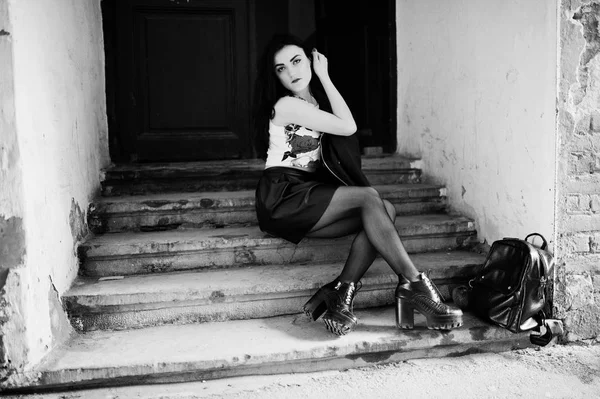 Joven chica gótica en falda de cuero negro y chaqueta con mochila —  Fotos de Stock