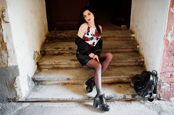 Giovane ragazza gotica su gonna in pelle nera e giacca con zaino — Foto Stock