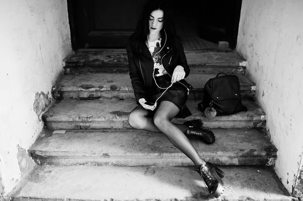 Νεαρό κορίτσι goth με μαύρη δερμάτινη φούστα, μπουφάν και παπούτσια πανκ si — Φωτογραφία Αρχείου