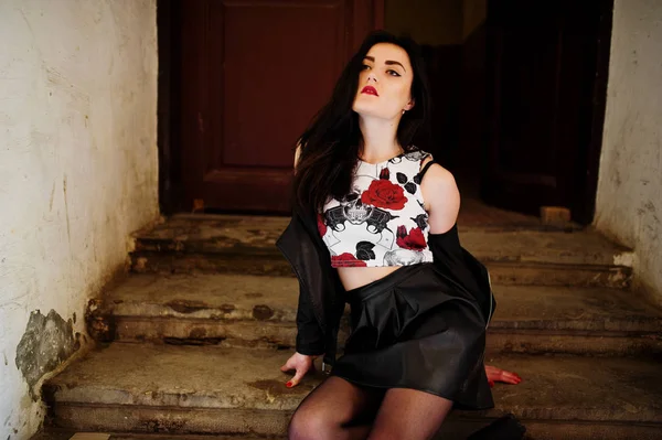 Goth flicka på svart läder kjol och jacka som poseras på trappa — Stockfoto