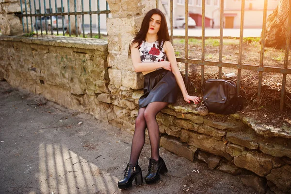 Joven chica gótica en falda de cuero negro y zapatos de tacón alto punk — Foto de Stock