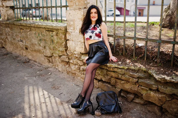 Joven chica gótica en falda de cuero negro y zapatos de tacón alto punk — Foto de Stock