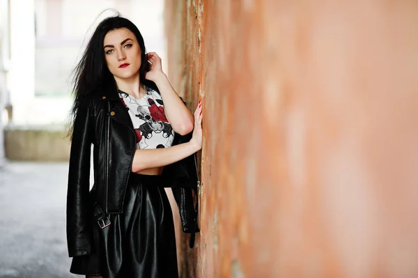 Fiatal goth lány fekete bőr szoknya és a kabát ellen grunge — Stock Fotó