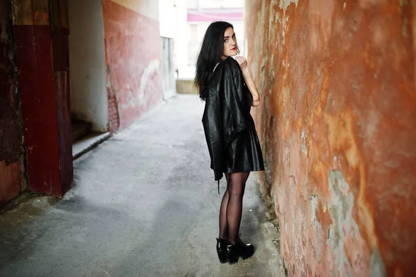 Jeune fille gothique sur jupe en cuir noir et veste contre le grunge — Photo
