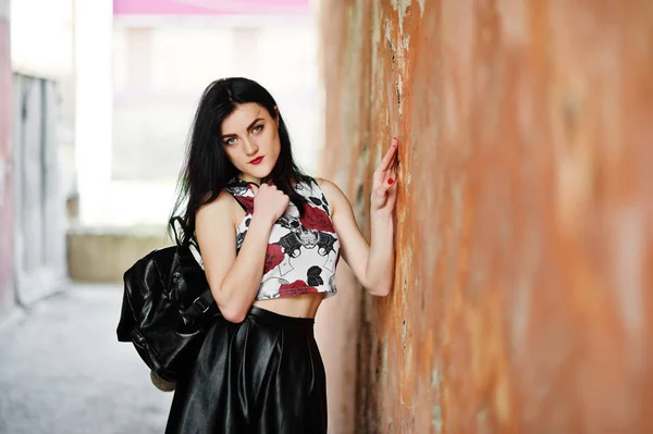 Menina gótica jovem na saia de couro preto com mochila posou novamente — Fotografia de Stock