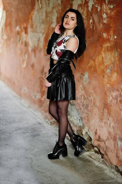 Goth meisje op zwarte lederen rok en jasje tegen grunge — Stockfoto