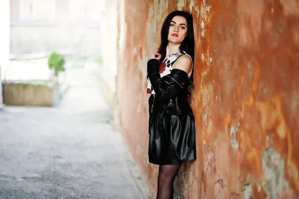 Young goth girl on black leather skirt and jacket against grunge — Stock Photo, Image
