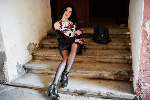 Joven chica gótica en falda de cuero negro, chaqueta y zapatos punk si —  Fotos de Stock