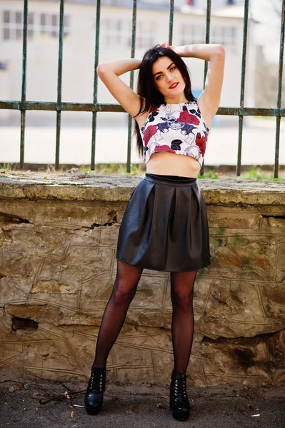 黒革のスカートやハイヒール パンク靴ゴス少女 — ストック写真