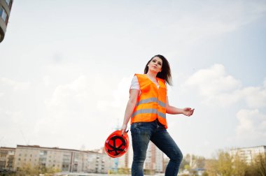 Mühendis Oluşturucu kadında tek tip yelek ve turuncu protectiv