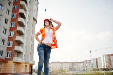 Mühendis Oluşturucu kadında tek tip yelek ve turuncu protectiv