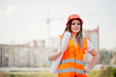 Mühendis Oluşturucu kadında tek tip yelek ve turuncu protectiv