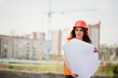 Mühendis Oluşturucu kadında tek tip yelek ve turuncu protectiv