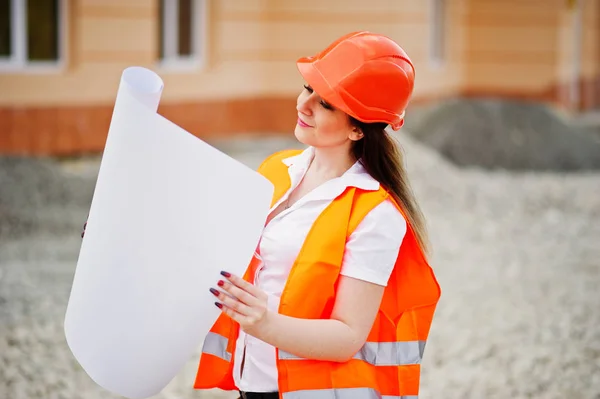 Ingeniera mujer constructora en chaleco uniforme y protectiv naranja —  Fotos de Stock