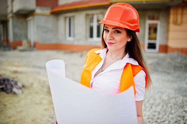 Инженер-строитель в мундире и оранжевом протективе — стоковое фото