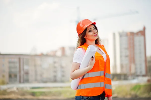 Ingeniera mujer constructora en chaleco uniforme y protectiv naranja —  Fotos de Stock