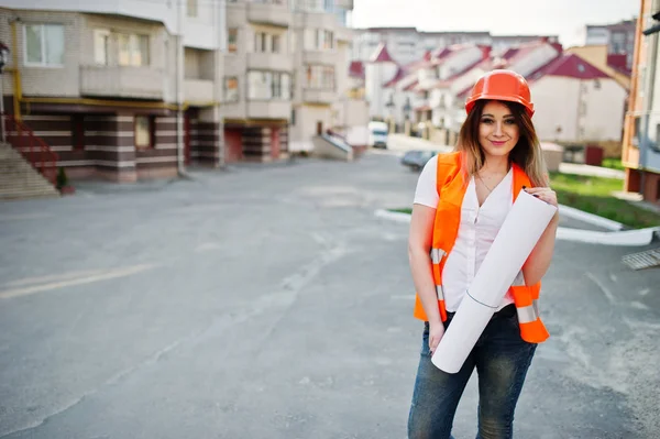 Ingeniera mujer constructora en chaleco uniforme y protectiv naranja —  Fotos de Stock