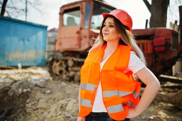 Ingeniera mujer constructora en chaleco uniforme y protectiv naranja —  Fotos de Stock