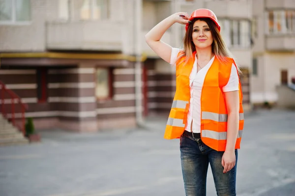 Ingeniera mujer constructora en chaleco uniforme y protectiv naranja —  Fotos de Stock