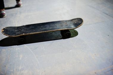 Gölgeler ile akşam saatlerinde skate park kaykay.
