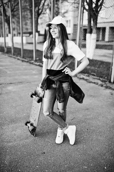 Jovem adolescente urbana com skate, desgaste em óculos, cap a — Fotografia de Stock