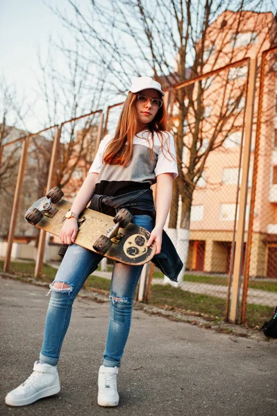 Giovane ragazza urbana adolescente con skateboard, indossare su occhiali, cap a — Foto Stock