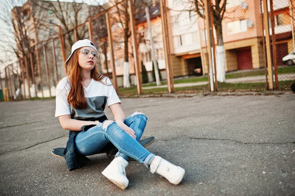 スケート ボード、若い十代の都市少女着用眼鏡、キャップ、 — ストック写真