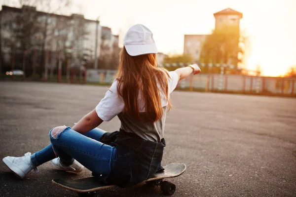 スケート ボード、若い十代の都市少女着用眼鏡、キャップ、 — ストック写真
