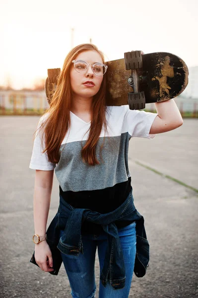 Jovem adolescente urbana com skate, desgaste em óculos, cap a — Fotografia de Stock